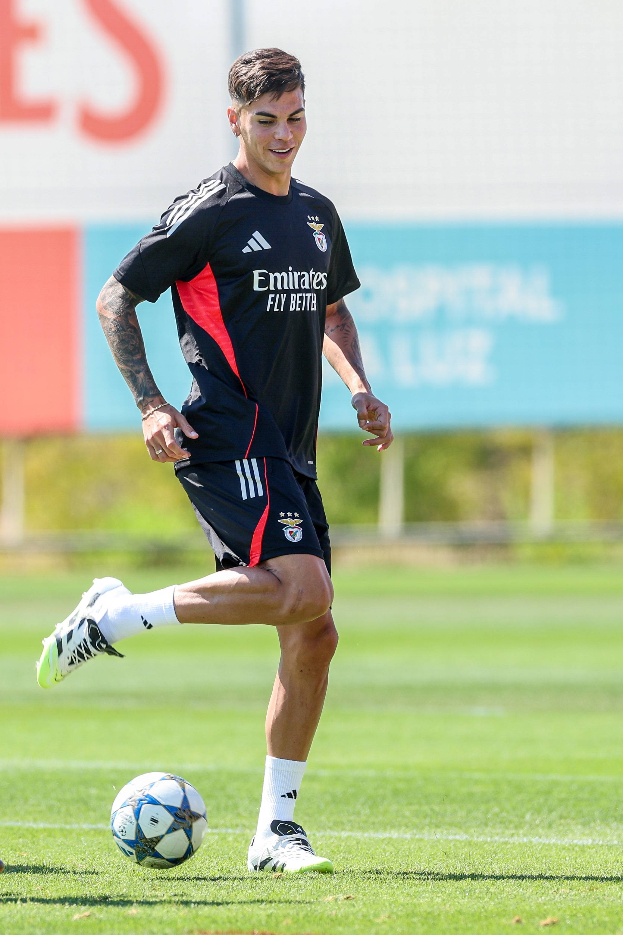 开云体育中国官网-本菲卡发布备战花絮，赛后临场应变，欧冠任务艰巨，赛季目标并未改变的简单介绍