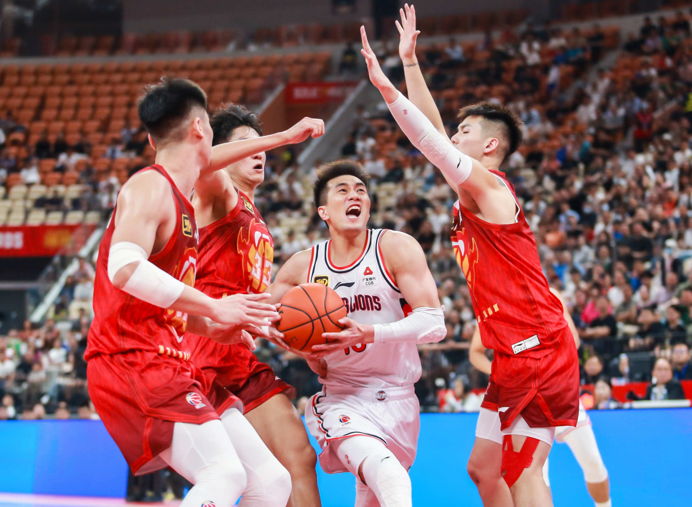 开云体育中国官网-中超今夜走向成谜，广州队遗憾出局，目标明确，身体对抗强度拉满